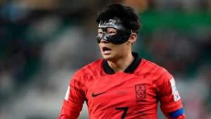 Những cầu thủ đeo mặt nạ nổi bật của bóng đá thế giới