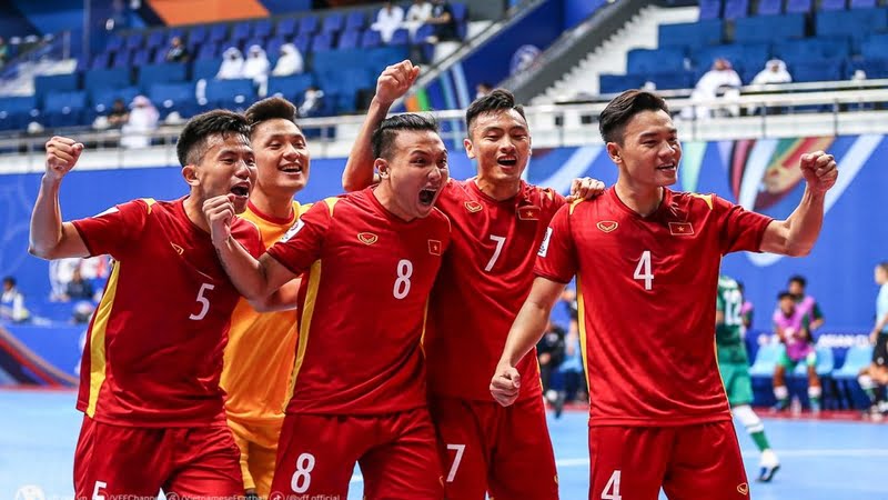 Trong bóng đá futsal, mỗi đội chỉ có 5 người Trong bóng đá futsal, mỗi đội chỉ có 5 người