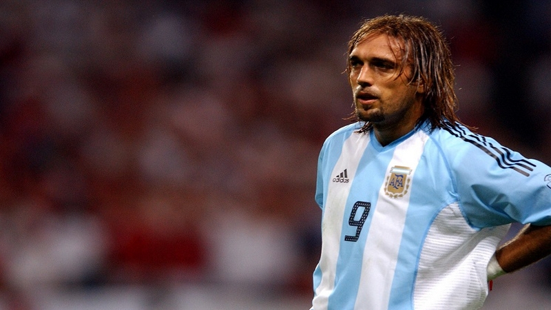 Gabriel Batistuta cũng từng là một số 9 rất ấn tượng Gabriel Batistuta cũng từng là một số 9 rất ấn tượng