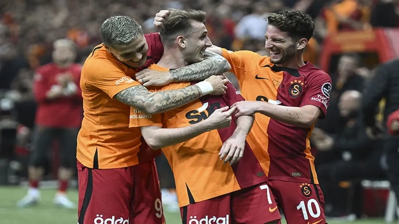 Galatasaray là đội bóng vĩ đại nhất giải bóng đá Thổ Nhĩ Kỳ Galatasaray là đội bóng vĩ đại nhất giải bóng đá Thổ Nhĩ Kỳ