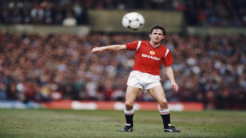 Arthur Albiston cũng là một hậu vệ cánh trái MU ấn tượng Arthur Albiston cũng là một hậu vệ cánh trái MU ấn tượng